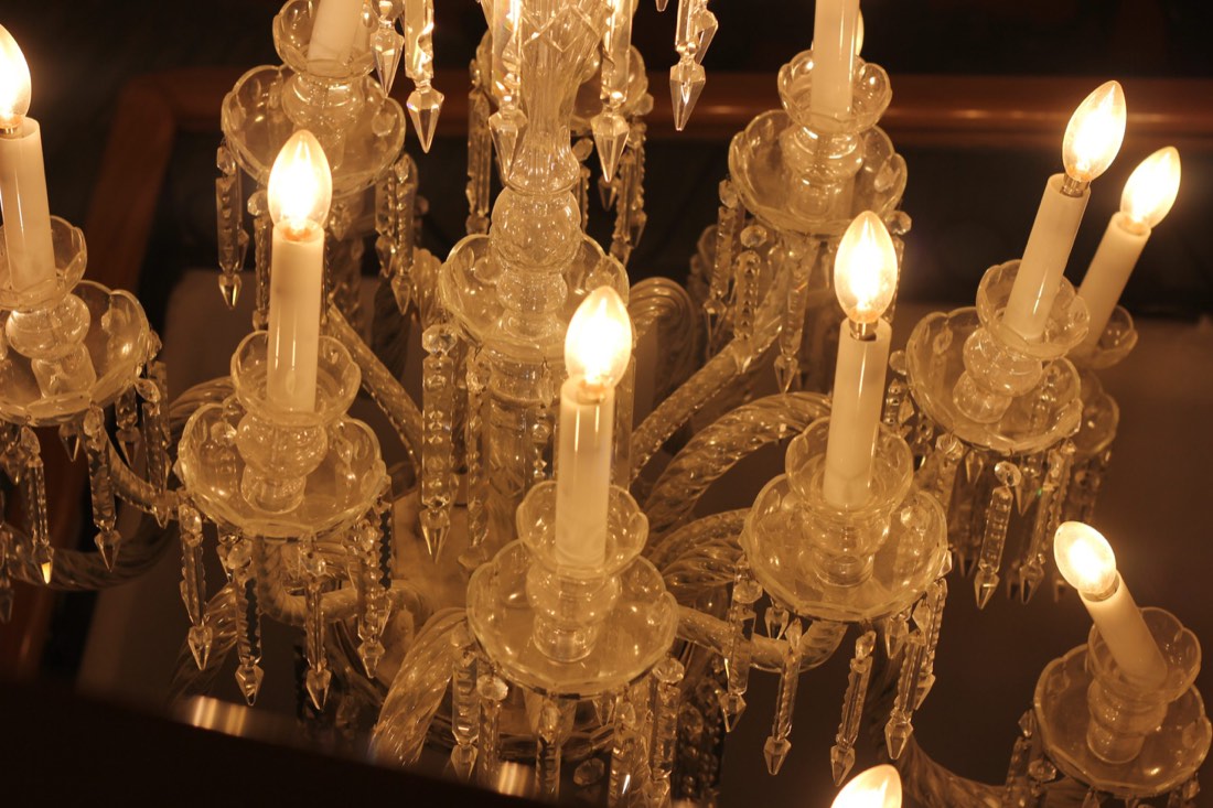 Candil de cristal encendido