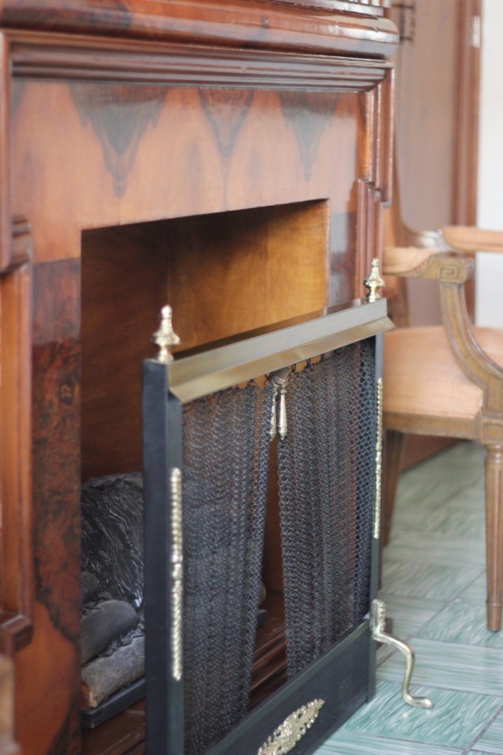 Chimenea de la casa con marco de madera y cobre