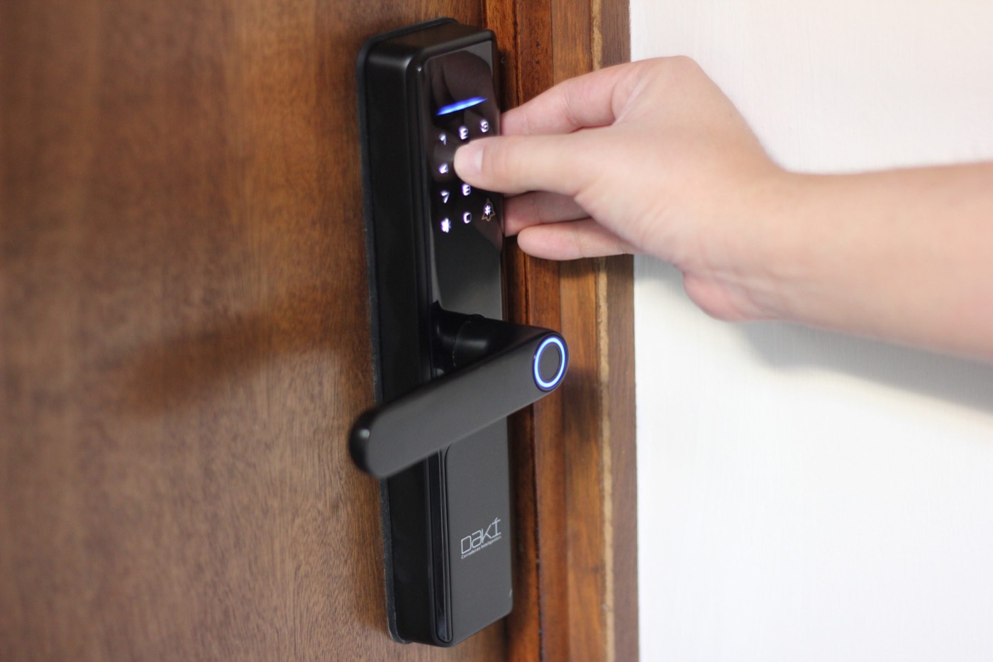 Huésped abriendo su habitación con la cerradura de clave